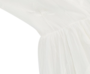 Detailansicht aus weißem Chiffon mit eleganter Blumenstickerei und feinen Plissee-Falten