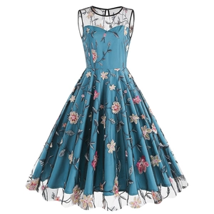 Robe vintage sans manches avec broderies florales et superposition de tulle noir en cyan