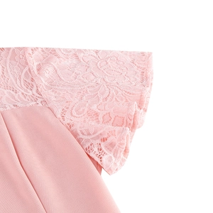 Détail de la robe vintage rose montrant la dentelle complexe sur l'épaule et la manche