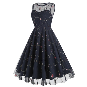 Détail de la broderie florale rouge sur la robe évasée vintage en tulle bleu