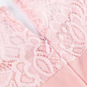 Vue macro détaillée de la dentelle florale rose avec fermeture éclair invisible assortie