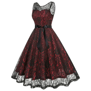 Détail de la robe de cocktail rouge avec dentelle noire et ceinture à nœud en satin