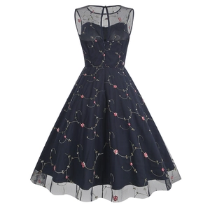 Vue détaillée du dos d'une robe rétro bleu marine avec broderie florale délicate