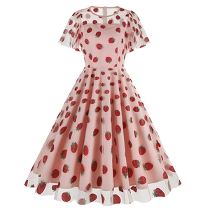 Détails de la robe en tulle rose avec des paillettes de fraise scintillantes et broderies