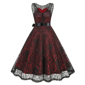 Détail de la dentelle florale noire sur doublure rouge et ceinture en satin à nœud