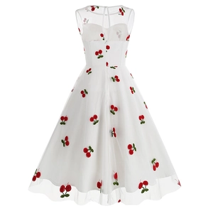 Vue arrière d'une robe rétro des années 50 en tulle blanc avec broderie cerise et zip discret