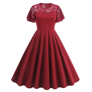 Robe cocktail rétro bordeaux en dentelle avec jupe évasée de style Hepburn