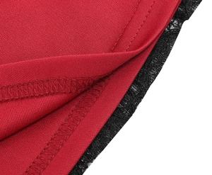 Détail du tissu de robe cocktail rouge avec dentelle noire et coutures précises