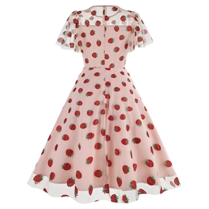 Vue arrière d'une robe en mesh rose avec paillettes de fraises et fermeture éclair