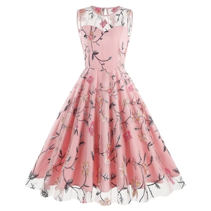Robe sans manches en maille rose avec broderies florales vintage et col rond chic