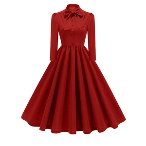 Détail d'une robe Hepburn rouge vintage avec col à nœud et corsage boutonné