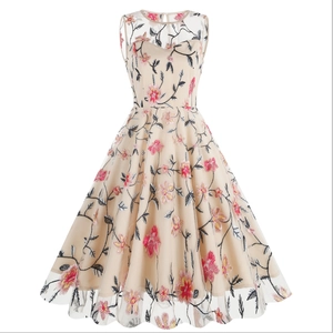 Robe vintage sans manches en résille avec broderie florale rose et silhouette trapèze