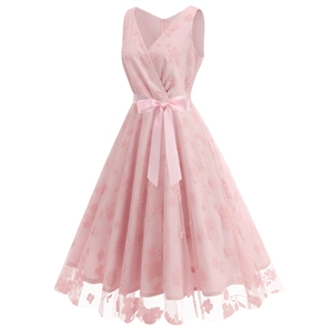 Détail de la robe rose vintage à col en V avec couches de tulle et ceinture à nœud satin