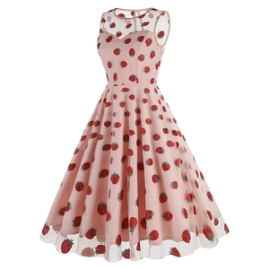 Détails de broderies fraises à paillettes sur une robe trapèze en tulle rose