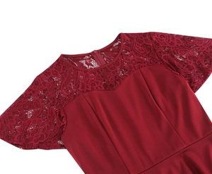 Détails d'une robe de cocktail bordeaux avec manches en dentelle et fermeture éclair invisible