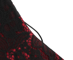 Détail de dentelle noire florale sur satin rouge avec une fine bretelle élégante