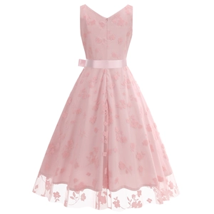 Détail du dos d'une robe de princesse rose sans manches à col en V avec broderie florale