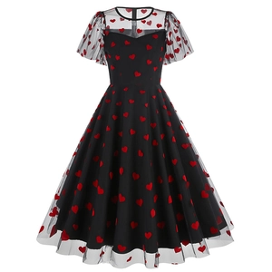 Robe vintage en tulle avec motif de cœurs rouges et manches transparentes