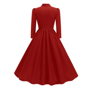 Détail macro du dos de la robe vintage rouge foncé montrant plis de taille et évasement