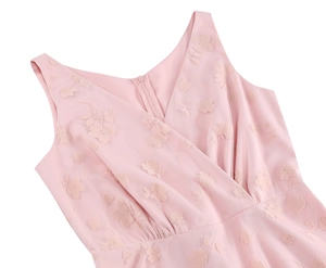 Gros plan d'une robe rose à col en V sans manches avec broderie et fermeture éclair