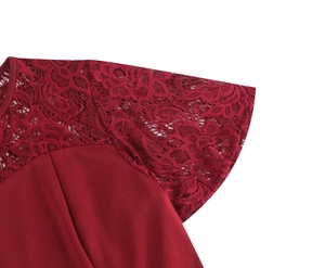 Détail d'une robe bordeaux à col rond avec empiècements en dentelle florale aux épaules