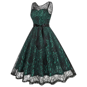 Détail de robe cocktail vintage 50s en dentelle verte avec ceinture en satin