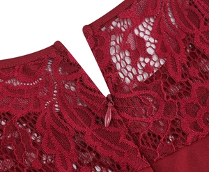 Gros plan sur la dentelle rouge foncé et la fermeture éclair invisible de la robe