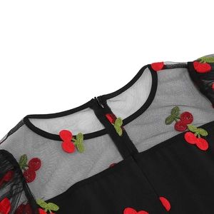 Détail du décolleté en tulle avec broderie cerise et fermeture éclair invisible au dos