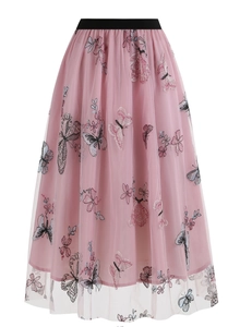Détails de jupe midi en tulle rose avec broderies de papillons et de fleurs colorées
