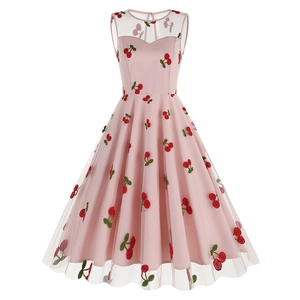 Détail des broderies cerises rouges et du voile en tulle rose de la robe rétro