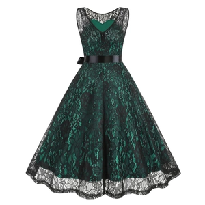 Vue détaillée du dos d'une robe en dentelle vert foncé avec une ceinture en satin noir