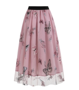 Détail de la jupe midi en tulle rose avec broderie papillon et taille élastique noire