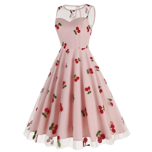 Détail de la robe rose sans manches en tulle avec broderie cerise et encolure transparente