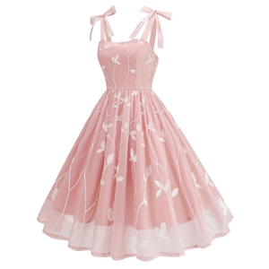 Detailansicht der Blumenstickerei auf rosa Tüllkleid mit zarten Schleifenträgern