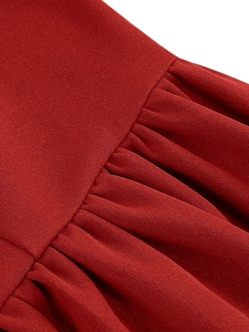 Détail de la taille froncée sur une robe bordeaux en mousseline texturée avec plis fins