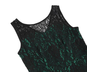 Détail de dentelle florale noire sur doublure verte d'une robe de cocktail sans manches