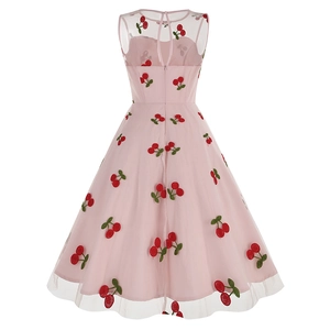 Détails du dos d'une robe vintage rose sans manches avec broderie de cerises rouges
