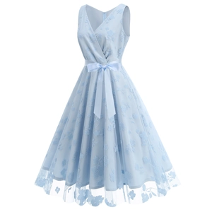 Détails de la robe bleue à col en V avec broderie florale 3D et ceinture en soie à nœud