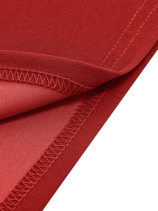 Gros plan détaillé du tissu en mousseline rouge avec coutures de finition d'ourlet