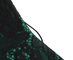 Détail de dentelle noire florale sur satin vert émeraude sur une robe de cocktail chic