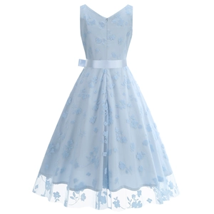 Détail de robe sans manches bleu clair à col en V avec broderie et ceinture en satin