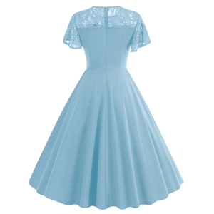 Vue détaillée du dos de la robe de cocktail bleu clair avec dentelle et fermeture éclair