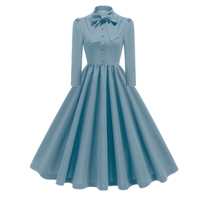 Détails de la robe vintage bleu poudré avec nœud à l'encolure et boutons devant