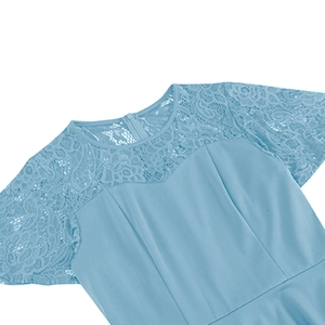 Détail de la robe en dentelle bleu clair montrant le col rond et le zip au dos