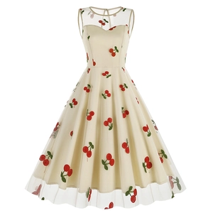 Robe beige sans manches style vintage années 50 avec broderie cerise et col en tulle