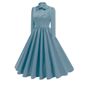 Détail de la robe vintage bleue à manches longues avec col à nœud et coupe trapèze