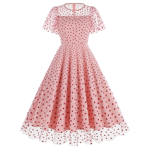 Robe vintage en tulle rose avec cœurs rouges et manches à volants élégantes