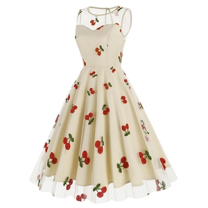 Détail de broderie cerise rouge sur une robe swing rétro des années 50 sans manches