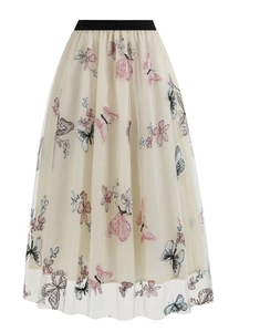 Détail de broderie élégante de papillons et fleurs sur une jupe midi en tulle