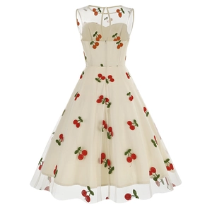 Vue détaillée du dos de la robe rétro crème avec broderie cerise et maille fine